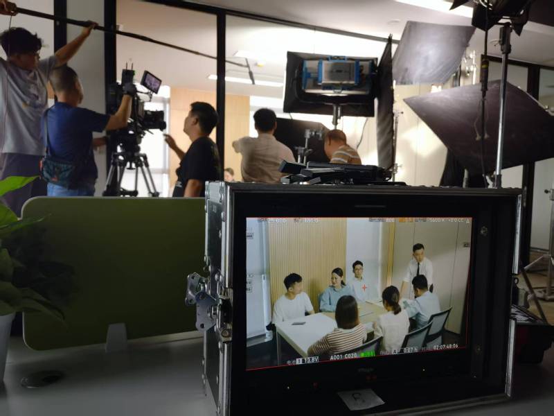 北碚区TVC拍摄公司：科技产品视觉化大师，诠释未来感与功能美学